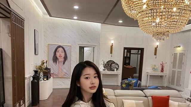 장다아 하얀 트레이닝복 찰떡 소화…자기 화보랑 찰칵