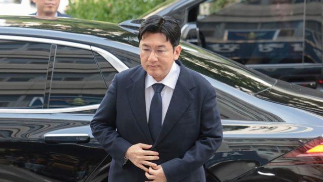 “제 일로 심려 끼쳐 송구”… 방시혁 경찰 출석, 사기적 부정거래 혐의 첫 조사 [종합]