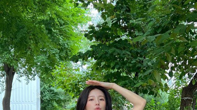 아이들 미연, 블랙 미니드레스에 담은 모던 시크…청량한 숲속 무드로 완성한 우아함