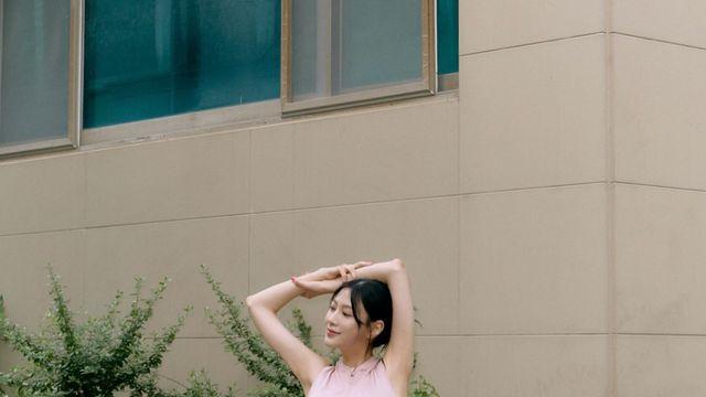 오하영, 스포티 시크로 빛나는 블랙 하이웨이스트 팬츠 룩