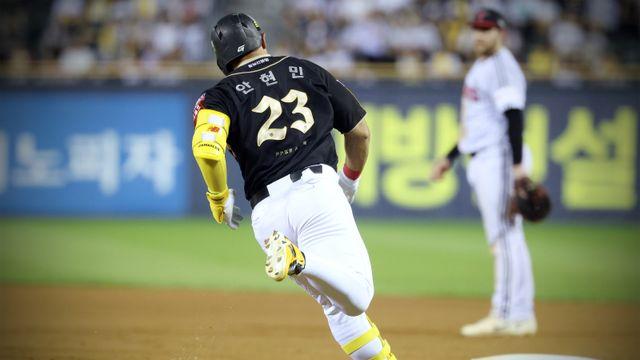 외야 관중도 쳐다만 봤던 135m 장외포…'드디어 20호' 안현민, 신인상 성큼 한걸음 [IS 스타]