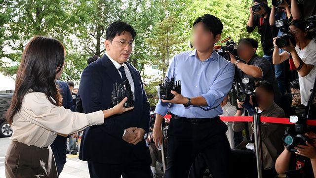 '부정거래 의혹' 방시혁, 하이브 압수수색→경찰 출석 
