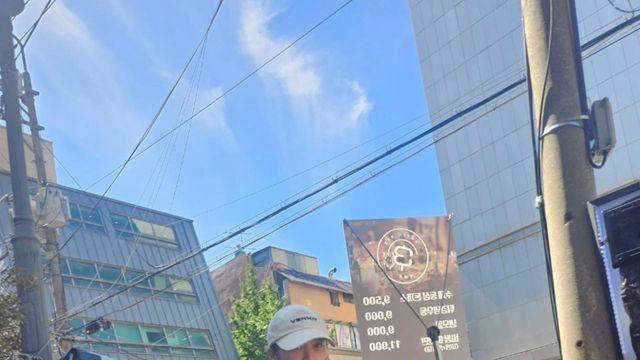 햇살 머금은 옐로 셔츠, 우혜림의 산뜻한 스트리트 무드