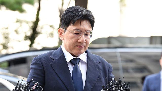 방시혁, 포토라인서 고개 숙였다… '부정거래 의혹' 부인→경찰 조사 후 달라질까 (엑's 현장)[종합]