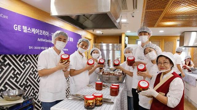 '치매 극복의 날' 맞아…어르신 봉사활동 나선 '이 회사'