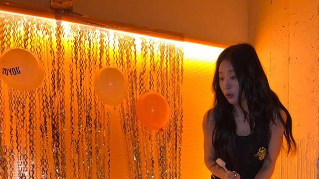 생일 파티 무드 속 블랙 슬리브리스, 소유의 힙한 무드 연출