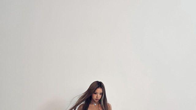 이즈나 최정은, 블랙&화이트 미니드레스에 니삭스… 하이틴 무드로 직진한다