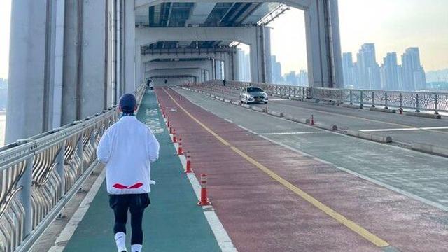 계단 운동, '무릎'엔 오히려 독…찌릿하면 '이 질환' 의심