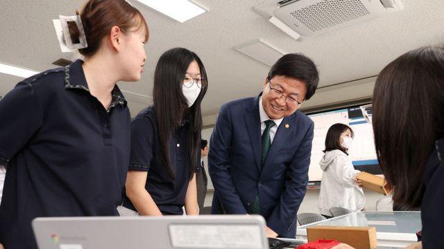 최교진 부총리, 현창 첫 일정으로 금산여고 찾아 '고교학점제 점검'