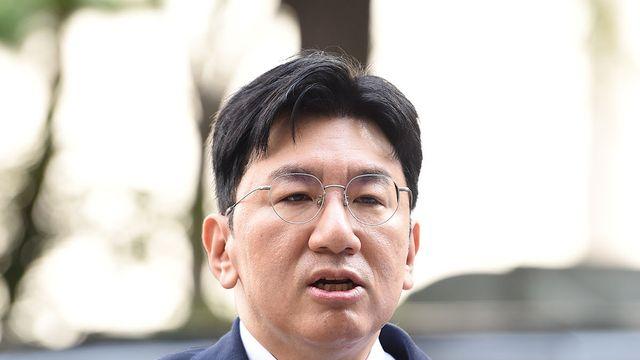 [속보] 방시혁 하이브 의장, 포토라인 못 피했다…야윈 모습으로 출석 