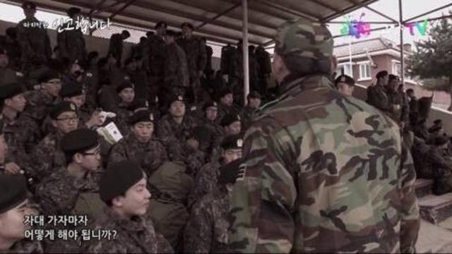 신병들에게 꿀팁 전하는 조교.