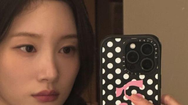 정채연, 새침한 표정…물오른 미모