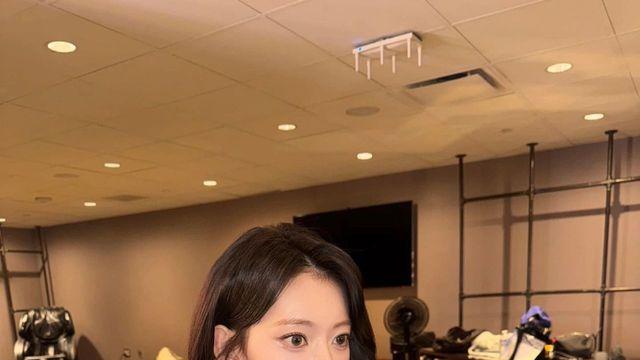 반짝임으로 물든 시스루 톱, 사쿠라의 독보적 무드