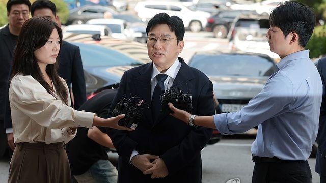 13시간 경찰 첫 조사 방시혁, 경호원 둘러싸여 귀가(종합2보)