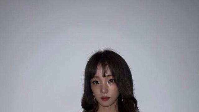 이성경, 핑크 실크 드레스 입고 반전 몸매 과시