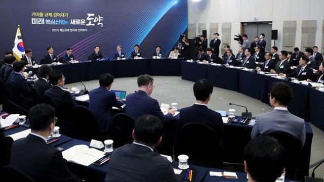 이 대통령 “낡은 규제 혁신...‘거미줄 규제’ 끌어내는 것 목표”