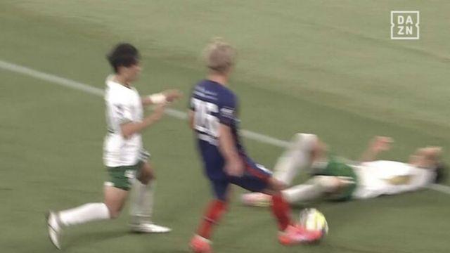 日 축구 ‘대형 논란’ 터졌다…쓰러진 선수에 공 찬 ‘미친 플레이’, “스포츠맨십 흔적도 없네”