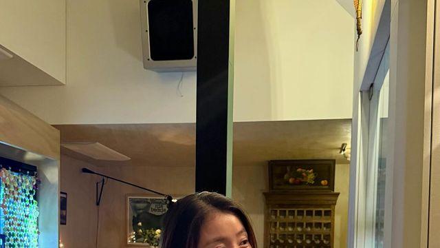 이시영, 오버핏 체크 드레스로 전한 여유로운 무드