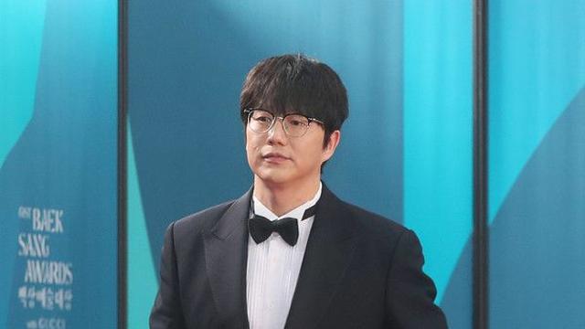 성시경, 14년간 기획사 ‘불법 운영’ 논란···“법 뒤늦게 알았다”