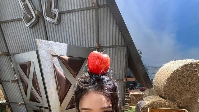 카리나, 크롭탑부터 휘황찬란한 액세서리까지 2025 F/W 시즌 아이템으로 완성한 트렌디한 스타일
