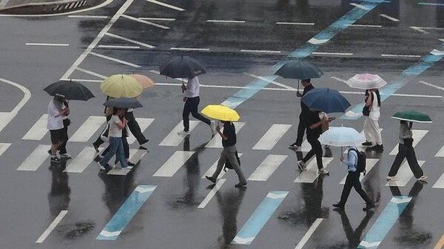 [날씨]오늘 전국 흐리고 곳곳 비…'낮 최고 32도' 습하고 더워