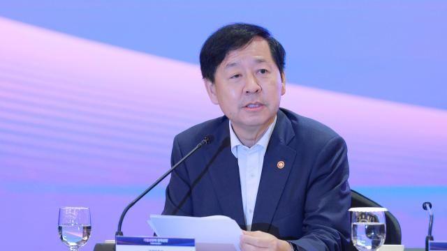 전·현직 경제수장 한자리에…