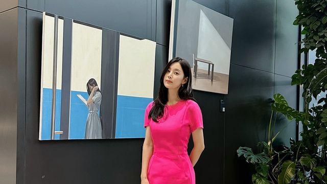 미디부터 미니까지... 한지혜, 핫핑크 드레스의 클래식한 존재감