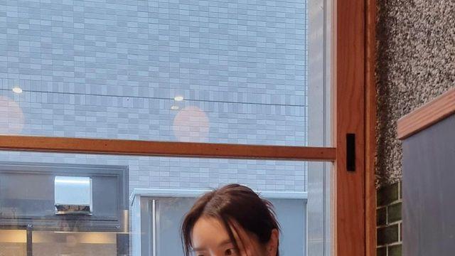 레트로 축구 유니폼으로 무드 살린 정유미, 데일리룩의 반전 매력