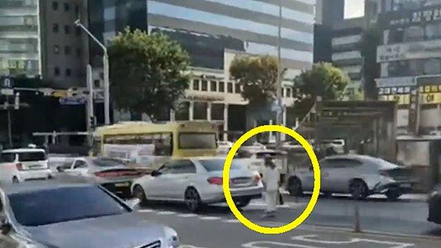 교대역 차도녀? 맨몸으로 좌회전 대기 여성 ‘황당’
