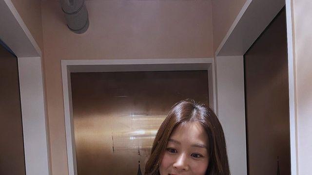 고급스러운 블랙 셔츠로 시선을 사로잡은 장신영, 거울 셀피 속 우아한 카리스마