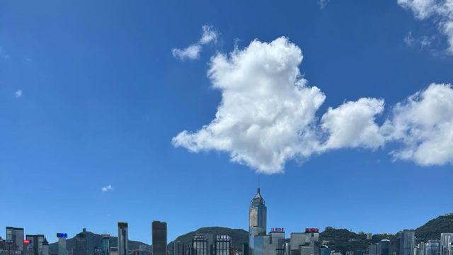 정채연의 러블리 하이틴룩, 레드 백팩으로 완성한 청량 스타일