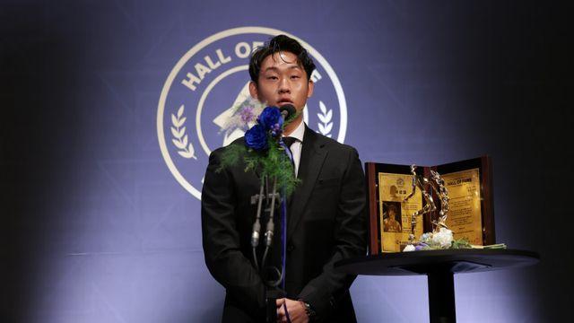 “아까 아버지 사진을 많이 못 찍어서”…K리그 명예의전당에 헌액된 故 유상철, 그리고 그 순간을 지킨 아들