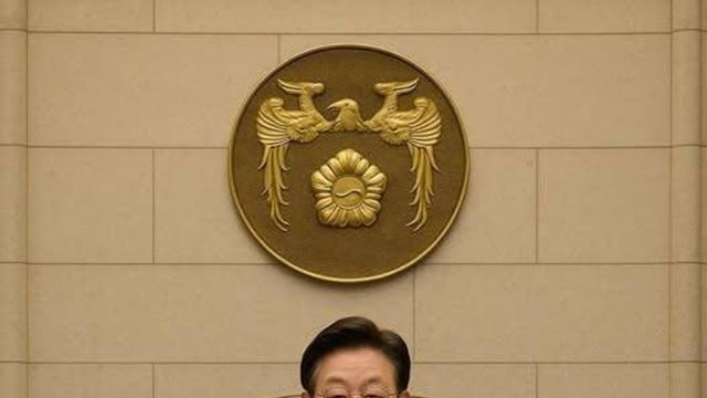 봉황 앞 법봉 쥔 이재명…이준석 