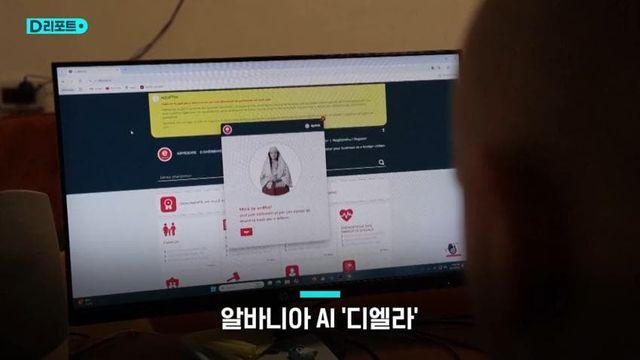 전통 의상에 온화한 미소…