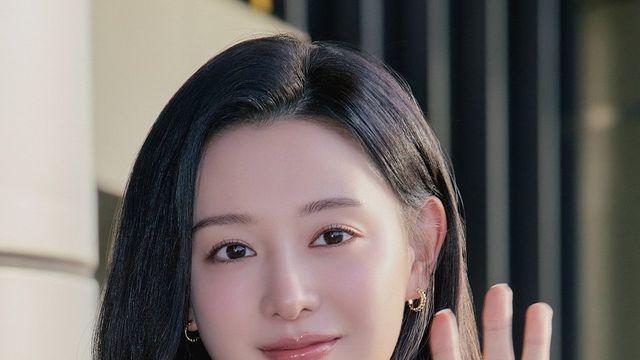 김지원, 도쿄전시 참석길에 세련된 공항룩으로 팬심 저격