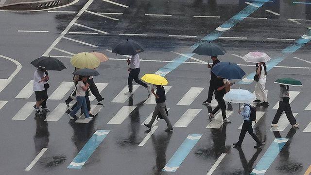 [날씨] 전국 흐리고 곳곳 비…'낮 최고 32도' 습하고 더워