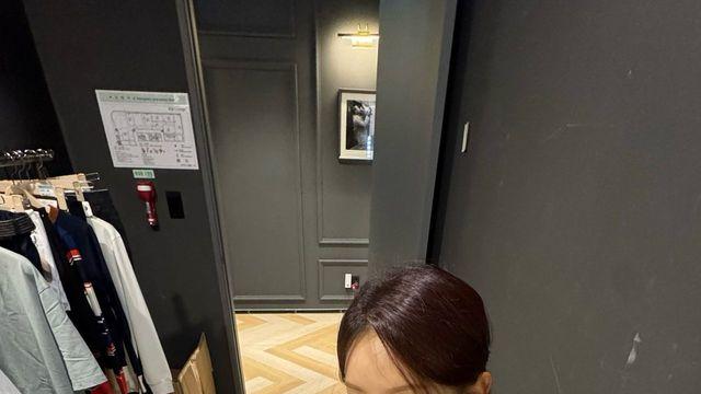 프로골퍼 문정현, 아이보리 톤 셔츠와 블랙 베스트로 완성한 모던 골프웨어