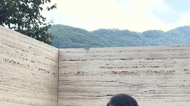수지, 네이비 카디건과 빅백으로 완성한 감각적인 데일리룩