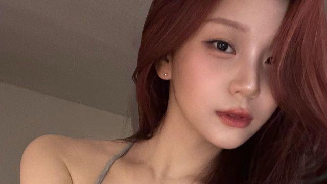 엄지, 그레이 슬립 톱으로 담아낸 내추럴 무드