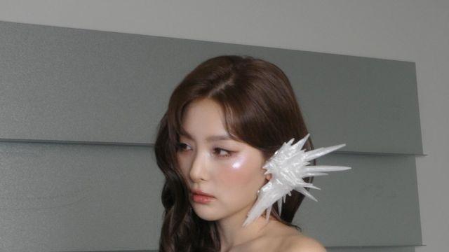 레드벨벳 슬기, 오프숄더 스트라이프와 미래적 오브제의 만남