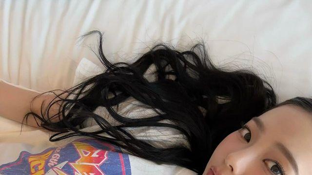 에스파 카리나, 빈티지 그래픽 티셔츠로 보여준 내추럴 무드