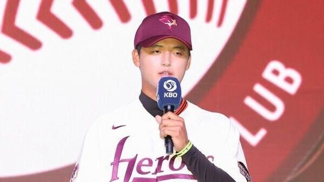 ‘박석민의 아들’ 박준현, 2025 KBO리그 전체 1순위 영광…“목표 이루게 됐다”