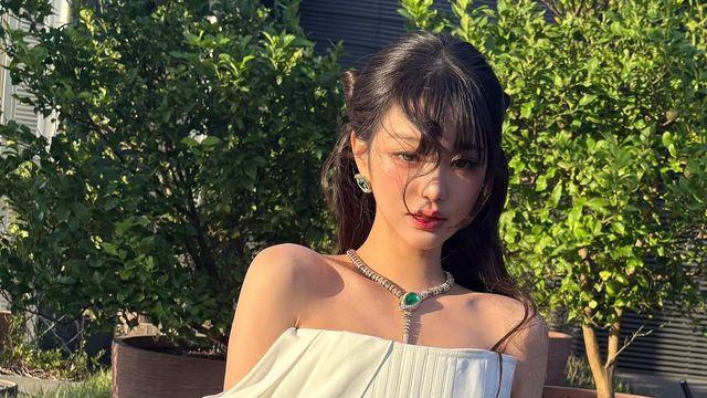 장원영, 화이트 드레스와 에메랄드 주얼리로 빛나는 ‘현실 여신’ 비주얼