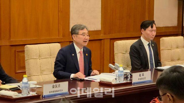 ‘방중’ 조현 “APEC 시진핑 참석 확실…왕이 다음달 방한”(종합)