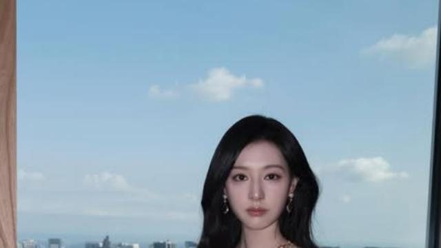 인형이 살아있네…김지원, 블랙 드레스 ‘고혹美’ [AI 포토컷]