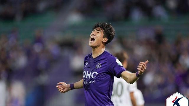 [K리그1 라이브] 골 못 넣어도 응원 보내는 안양 팬들...김운 