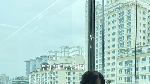 박하선, 블랙 엘레강스와 투명한 시선의 조화