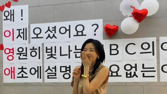 이영애, 손석희 만나 '활짝'…어디서나 빛나는 미모