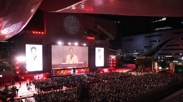 [30th BIFF] “서른, 잔치는 이제 시작”…부국제, 영화인들 축하 속 화려한 개막 [종합]