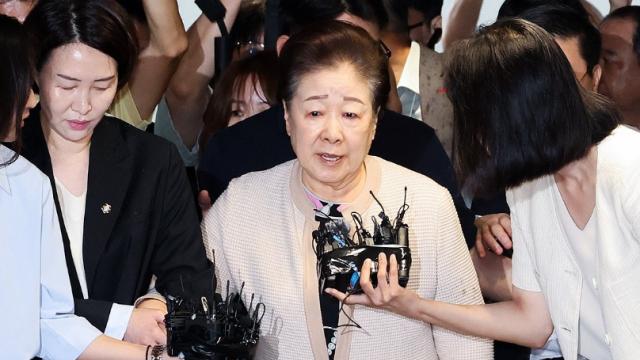 한학자 총재, 특검 출석…'권성동에 1억 전달' 등 혐의 조사